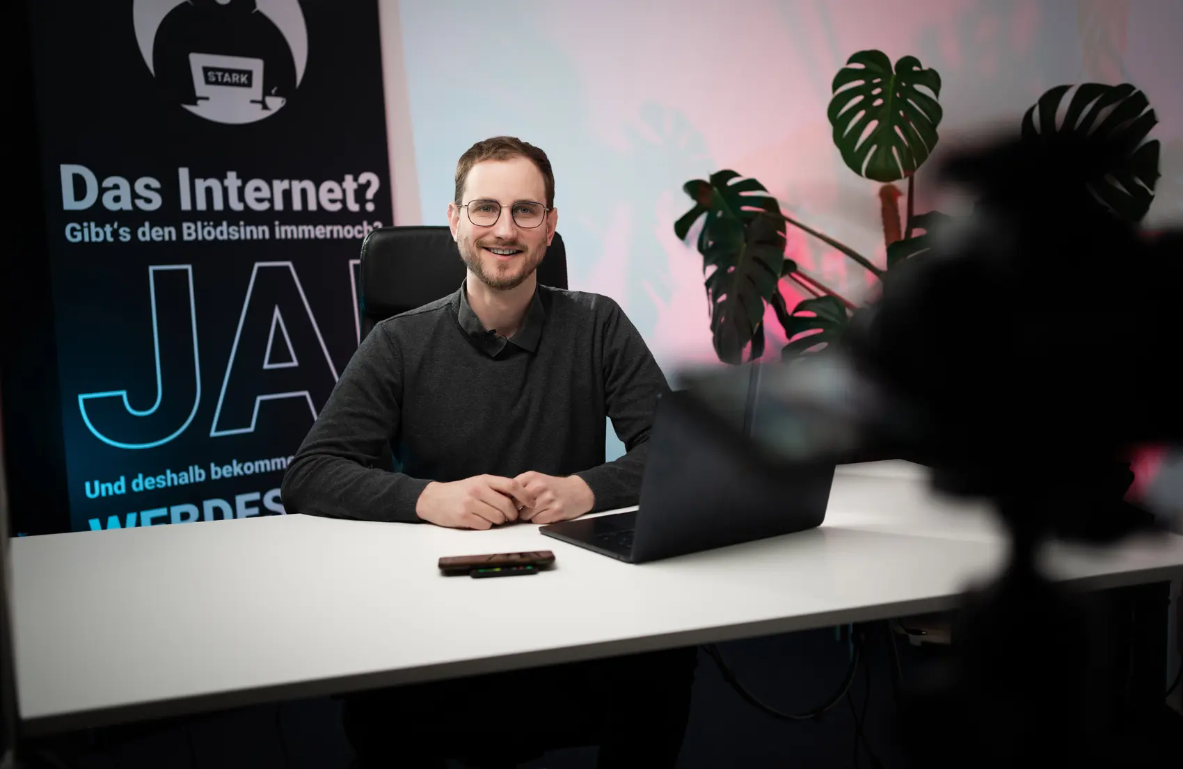 Joshua Stark von STARK Marketing im Studio in Heidelberg