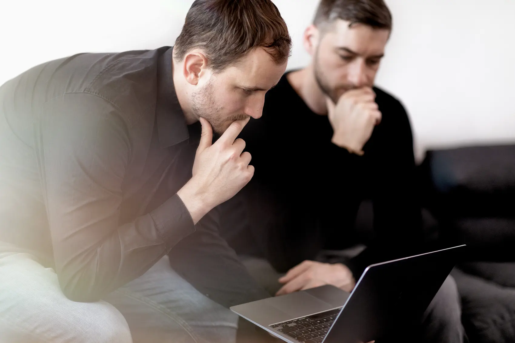 STARK-Team analysiert Rankings und Suchdaten am Laptop im Büro in Heidelberg