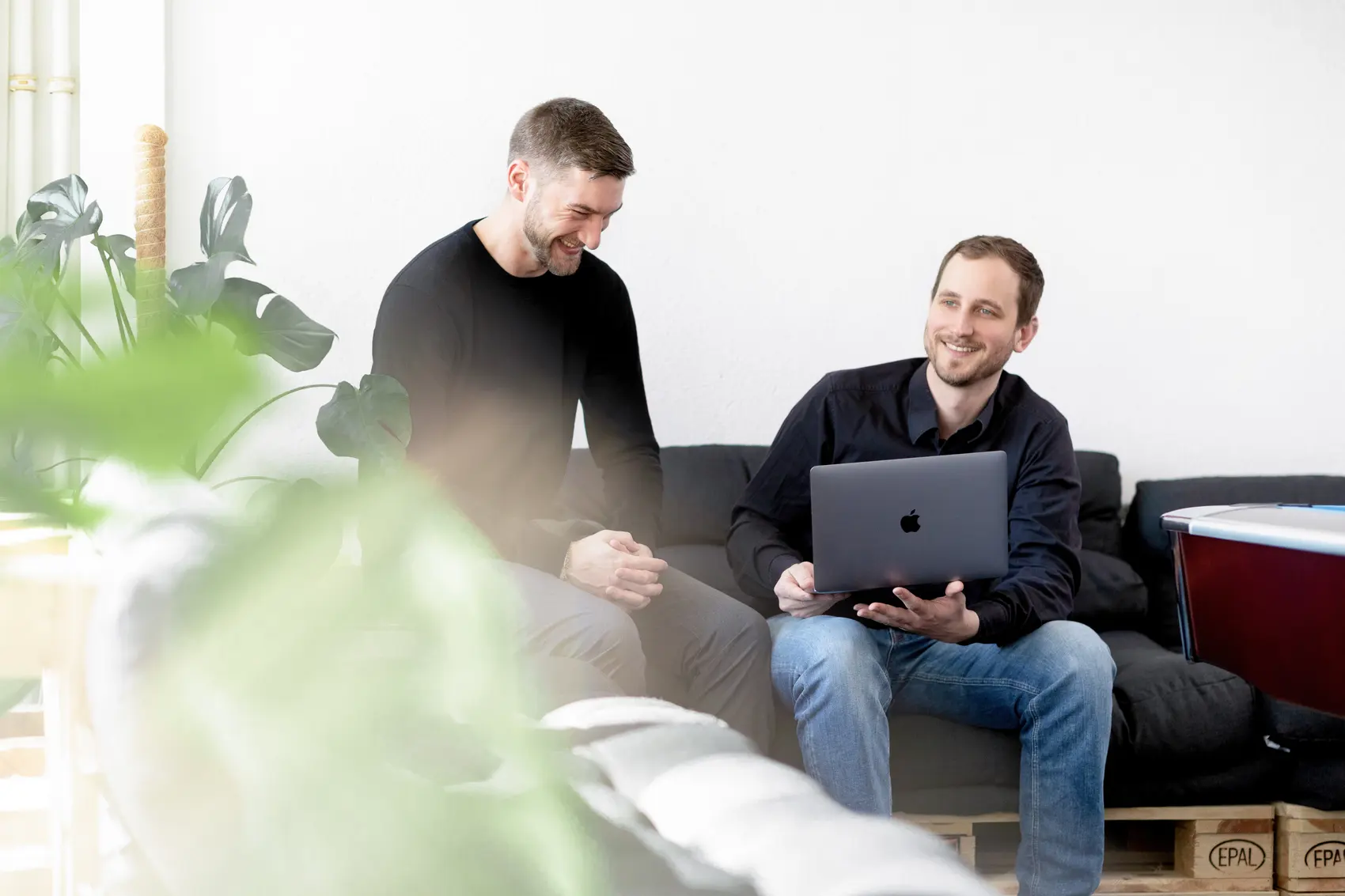 STARK-Team arbeitet entspannt mit Laptop im Büro in Heidelberg